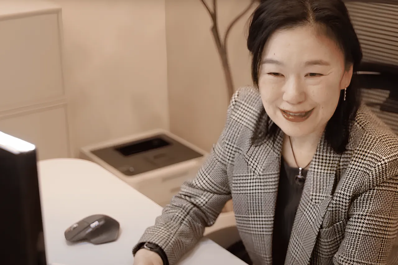 女性税理士が働いている風景