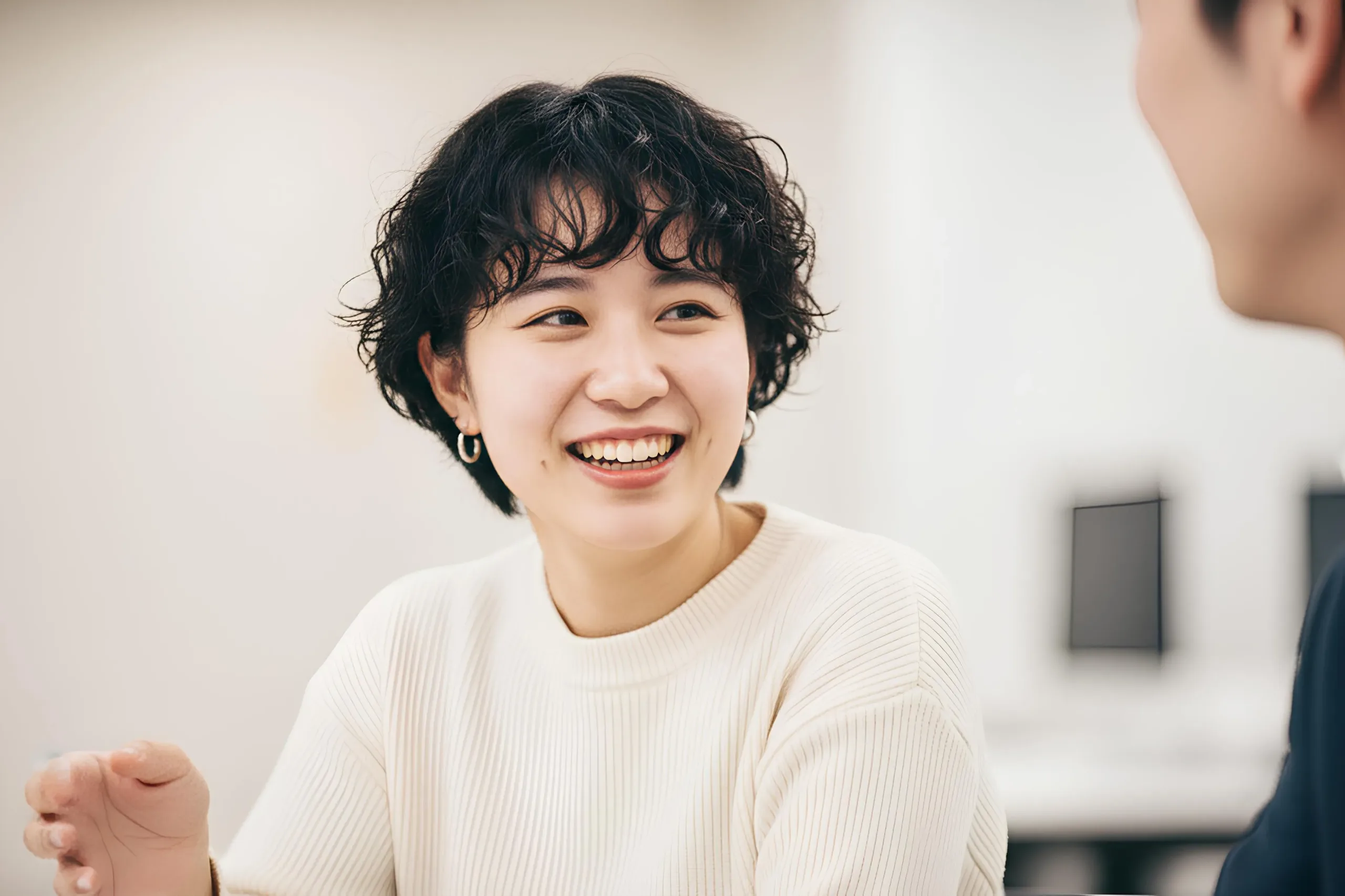 女性の税理士が働いている風景