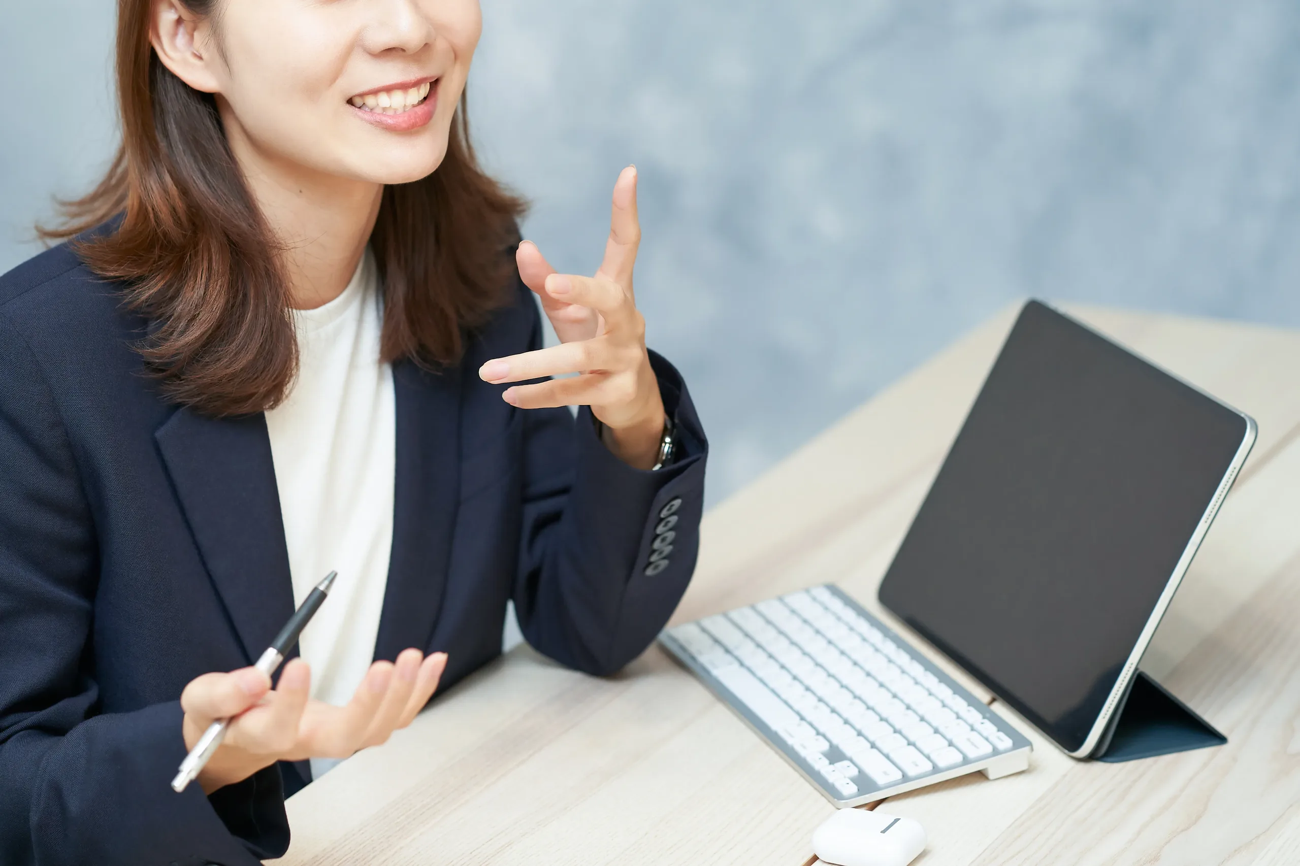 女性が積極的に働いている風景